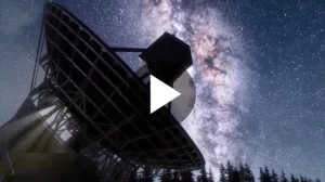Radioteleskop vor Nachthimmel