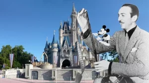 Walt Disney mit Mickey Mouse auf dem rechten Arm beim Betrachten einer Filmrolle, vor dem Cinderella Castle in Magic Kingdom