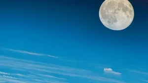 Irdischer Trabant: Heute beträgt die – aufgrund seiner elliptischen Bahn schwankende – Entfernung des Mondes 363.300 bis 405.500 Kilometer. Das war nicht immer so, denn der Abstand vergrößert sich seit Milliarden von Jahren. Das Foto machte NASA-Astronaut Jeff Williams an Bord der Internationalen Raumstation am 18. August 2016 rund 400 Kilometer über dem Atlantik.