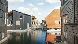 Fast 50 schwimmende Häuser liegen am Pier in einem Amsterdamer Kanal. Seit Anfang 2019 sind die ersten Gebäude des ungewöhnlichen Stadtviertels Schoonship bewohnt. ©Isabel Nabuurs (isabelnabuurs.nl)