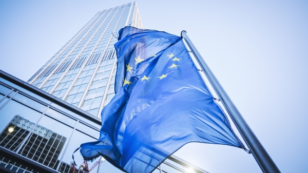 Flagge der Europäischen Gemeinschaft vor dem Eurotower in Frankfurt