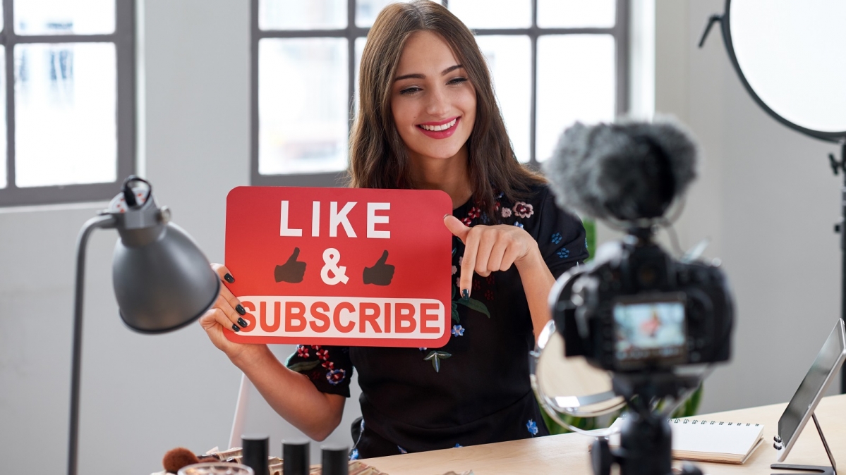 Eigenwerbung betreibende Vloggerin während einer Aufnahme