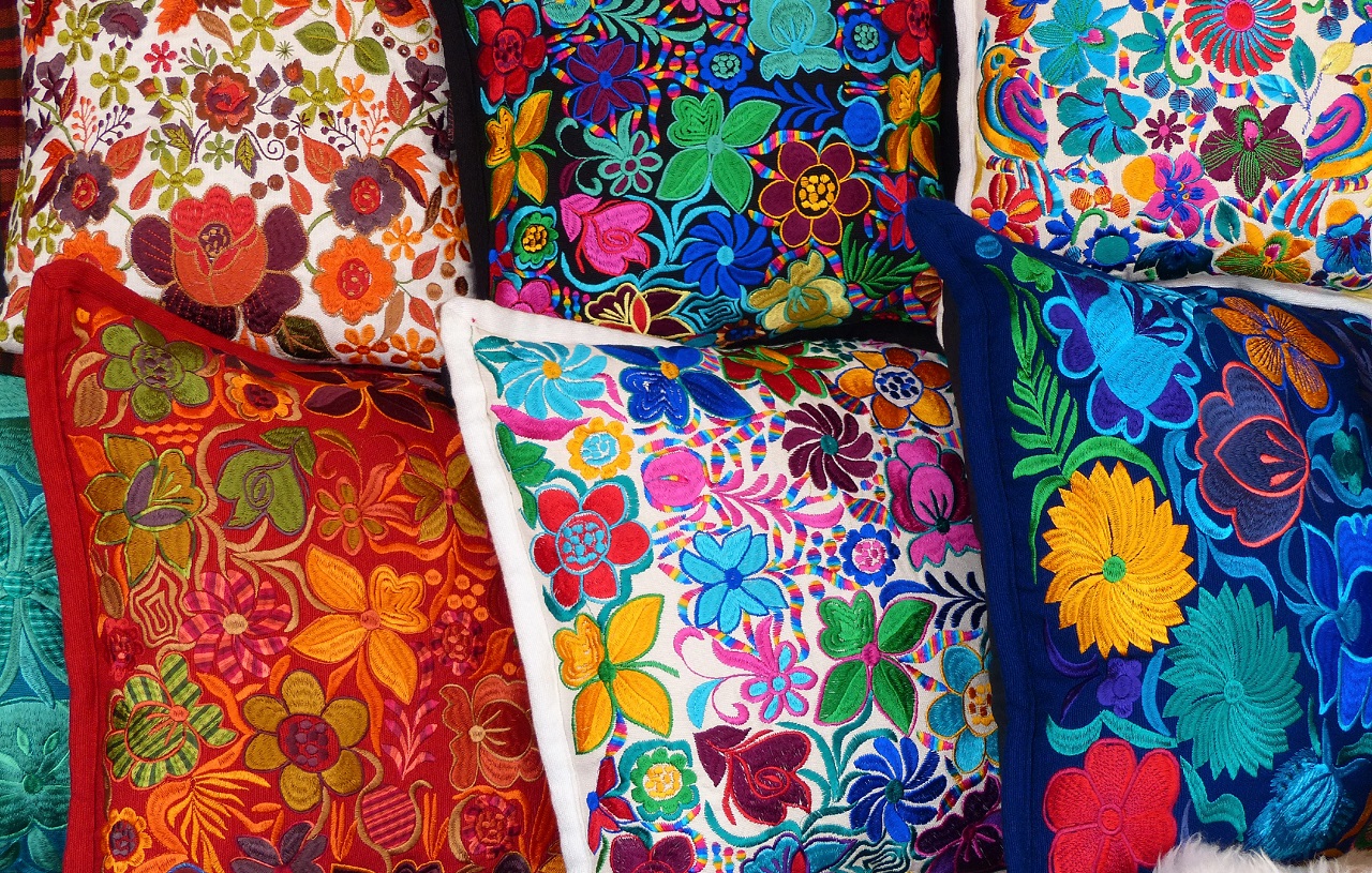 Farbenfrohe Kissenbezüge auf einem Markt in Ecuador
