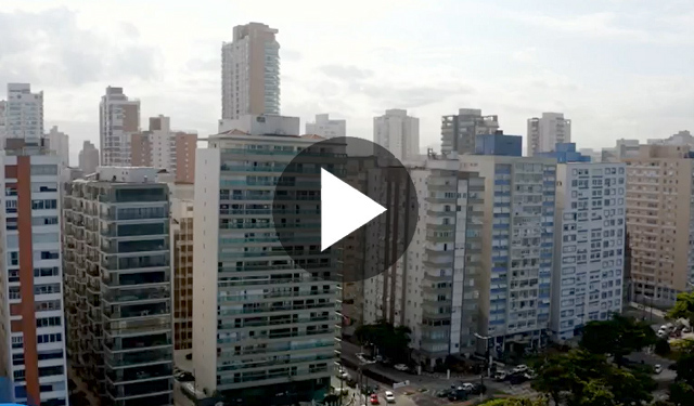 Schiefe Apartmenthäuser am Strand von Santos, Brasilien
