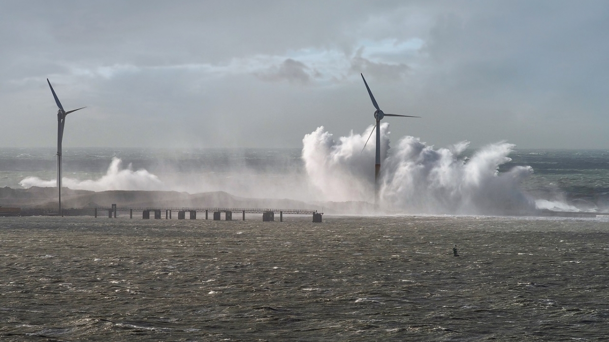 Windräder im Sturm, Küste bei Boulogne-sur-Mer