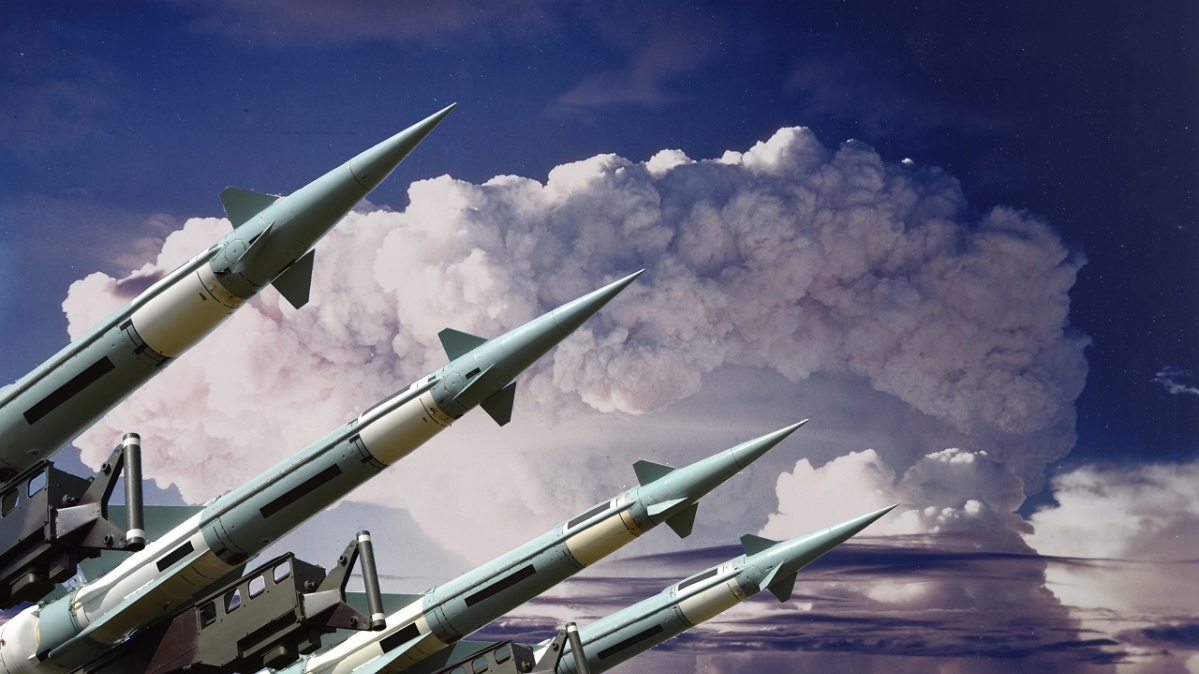 FlaRak-Raketen S-125 vor der Pilzwolke des Ivy-Mike-Kernwaffentests 1952