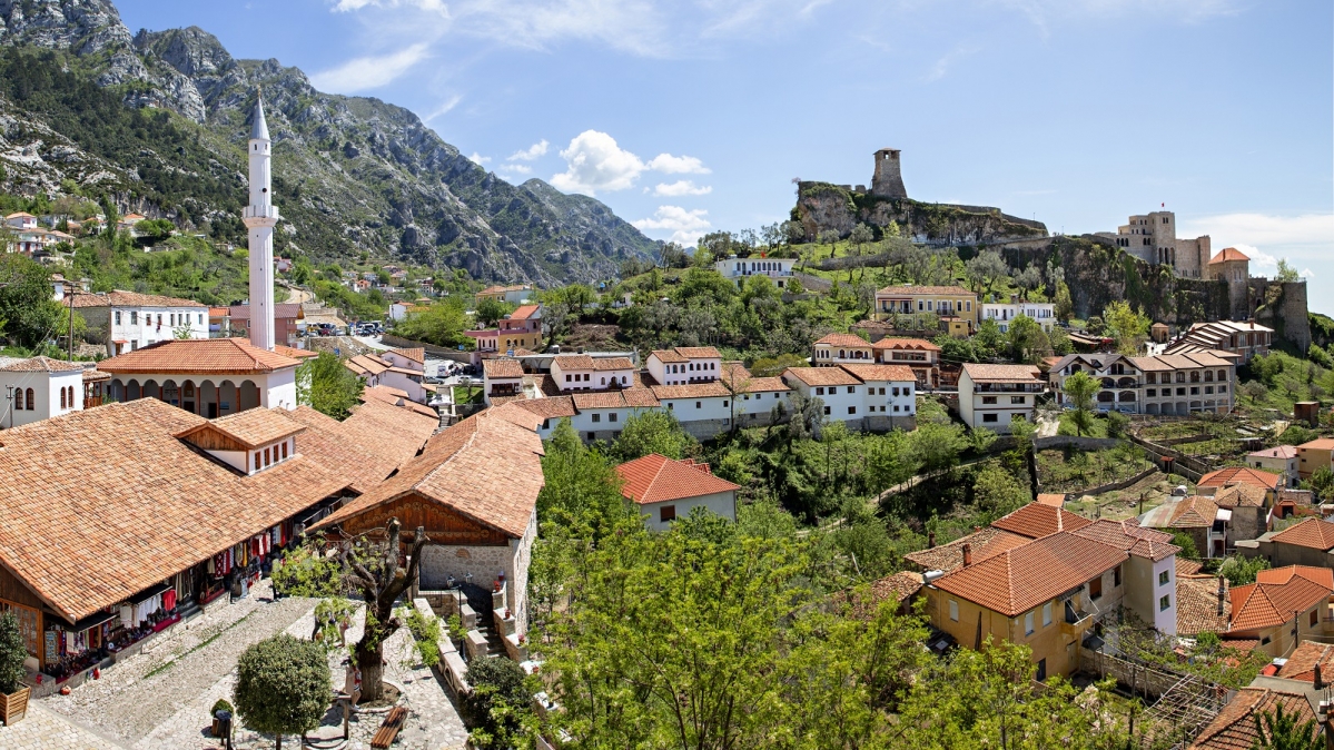 Blick über die Altstadt von Kruja in Richtung Burgberg