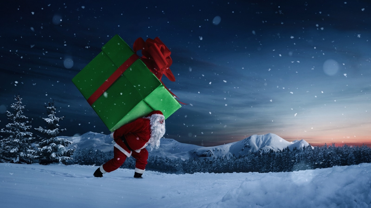 Verschneite Landschaft mit Weihnachtsmann beim Schleppen eines übergroßen Geschenkpakets