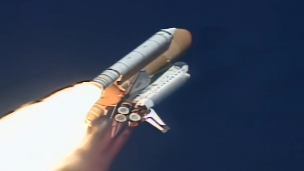 Raumfähre Columbia während der Startphase der Mission STS-107.