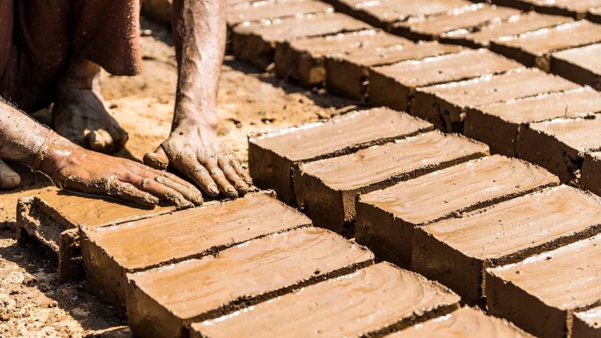Herstellung von Lehmziegeln in Rajasthan, Indien