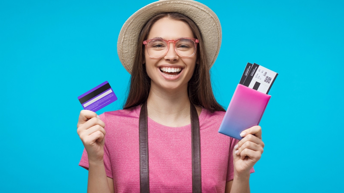 Touristin mit Flugtickets ud Kreditkarte