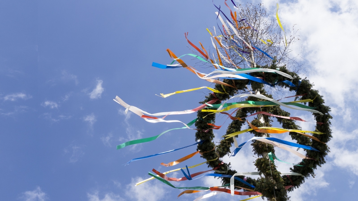 Maibaum vor blauem Himmel