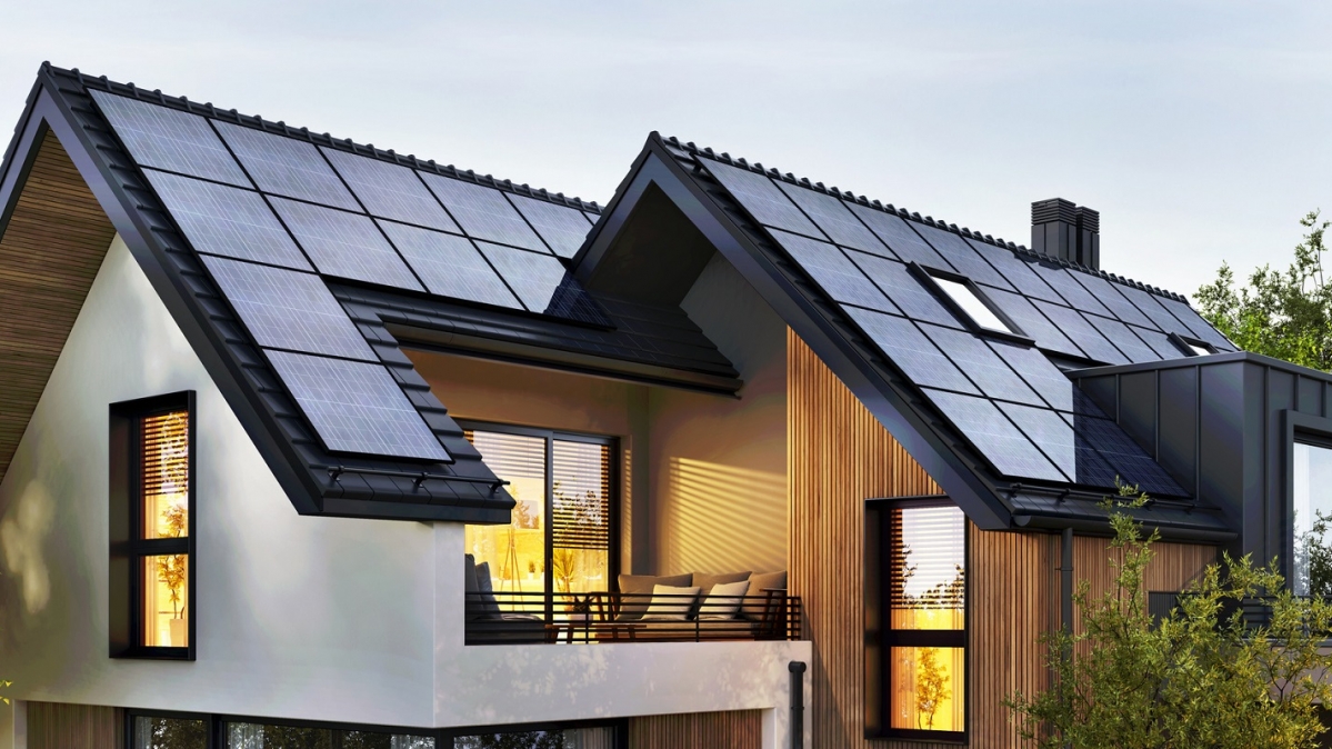 Haus mit Solarpanels auf dem Dach