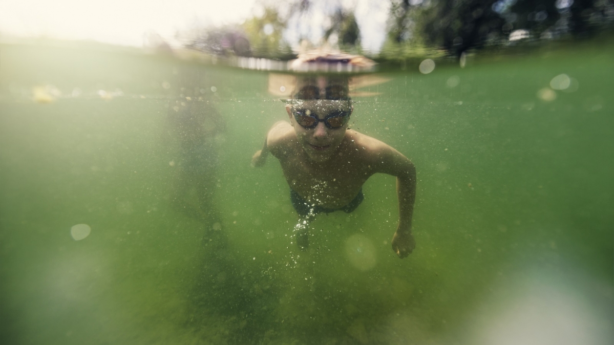 Tauchender Teenager in trübem Wasser