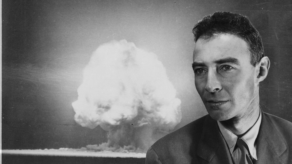 US-Physiker Robert Oppenheimer neben Trinity-Explosion
