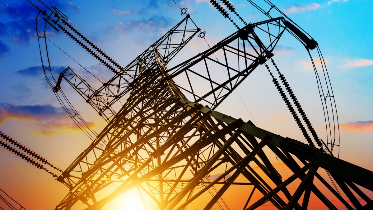 Strommast bei Sonnenuntergang, Aufblick