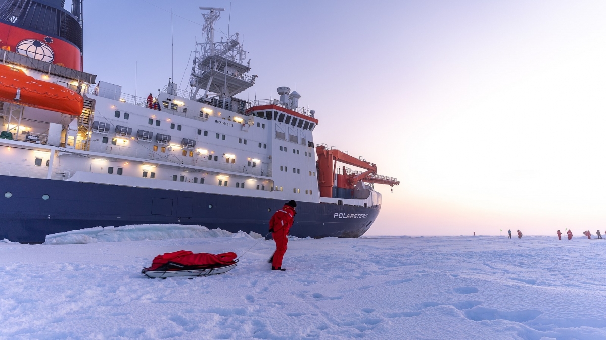 "Polarstern" im Packeis während der MOSAiC-Expedition im September 2019.