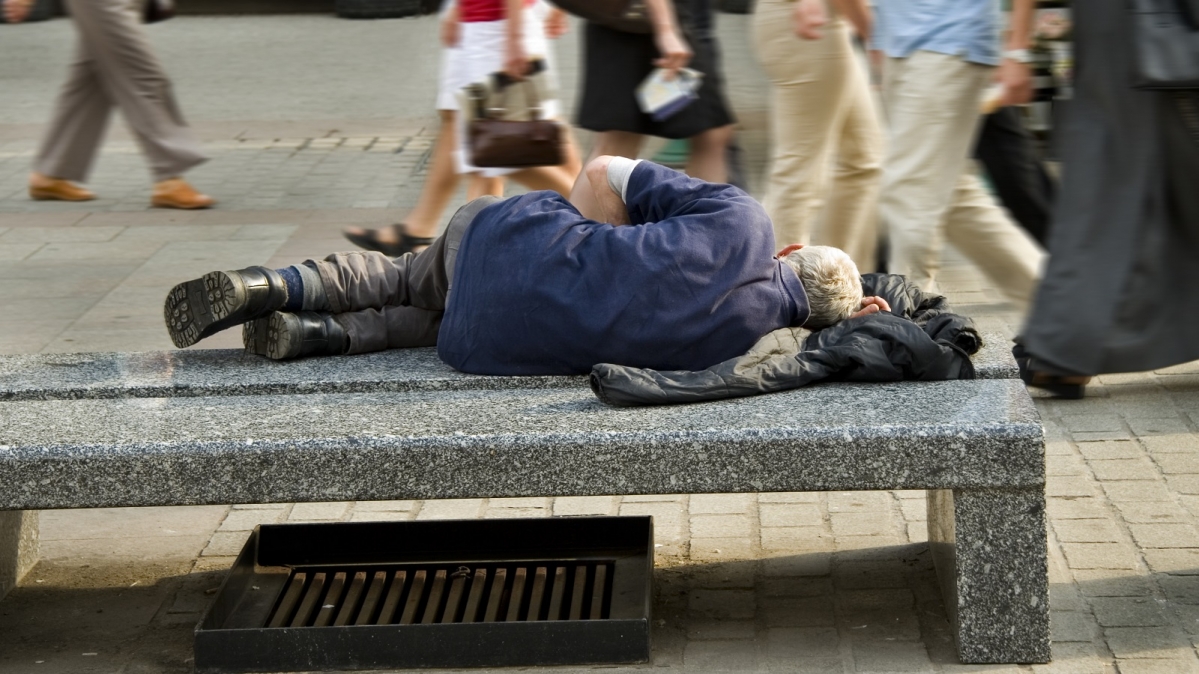 Schlafender Obdachloser auf Straßenbank