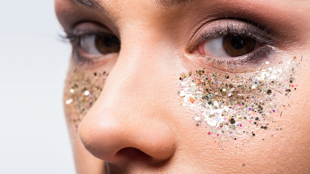 Junge Frau mit Kosmetik-Glitzer