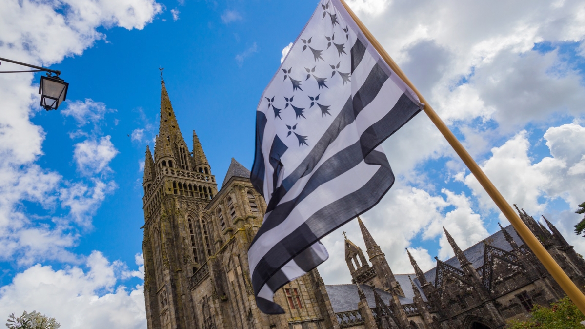 Gwenn ha Du, die Flagge der Bretagne, vor der Basilika von Folgoët