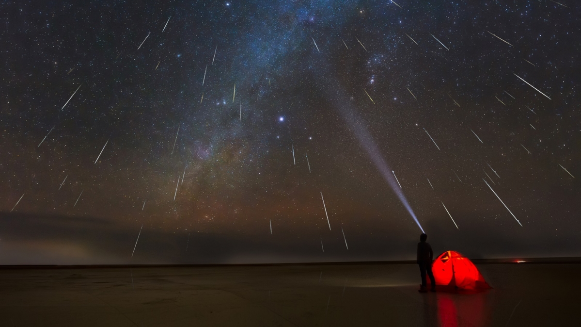 Geminiden-Schauer über einem See in der Mongolei