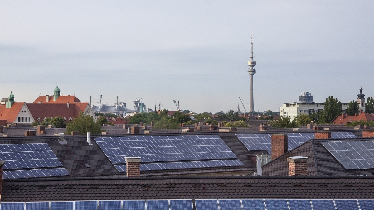 Solarpanels auf Münchener Dächern
