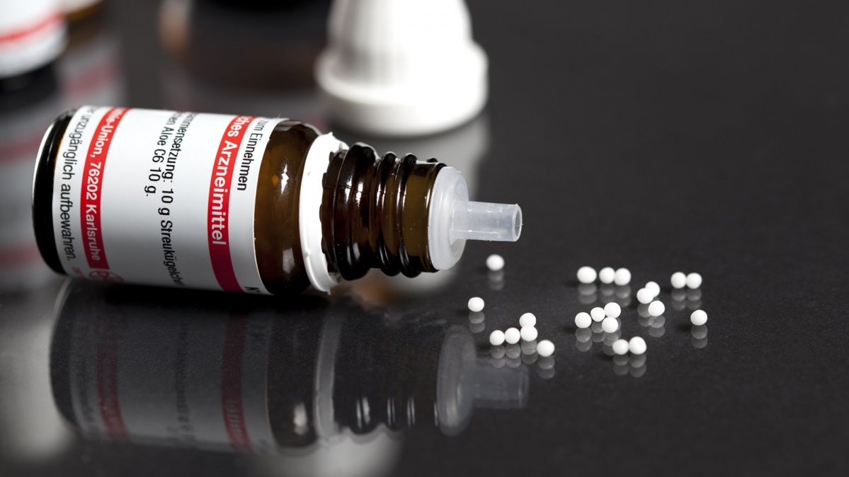 Flasche mit homöopathischen Medikamenten (Globuli) des deutschen Herstellers Deutsche Homöopathie Union (DHU)