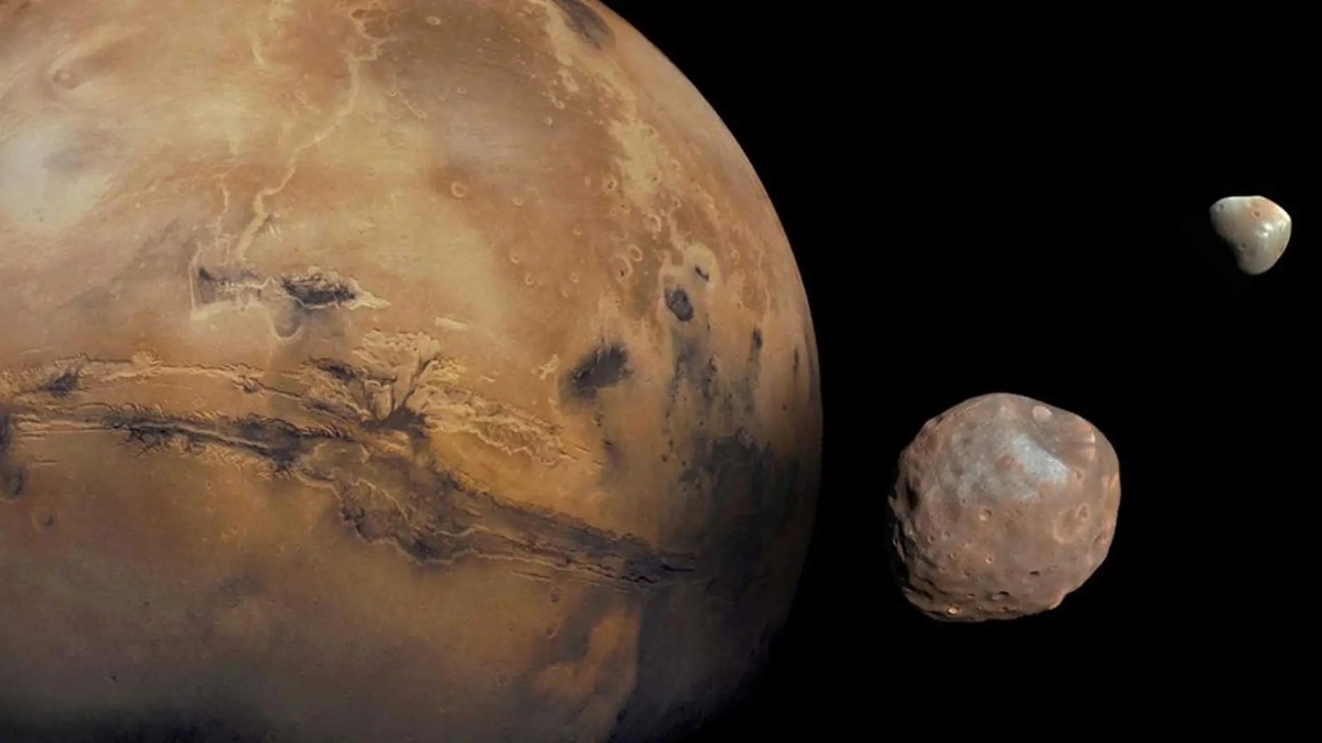Mars mit seinen Monden Phobos (rechts vorne) und Deimos