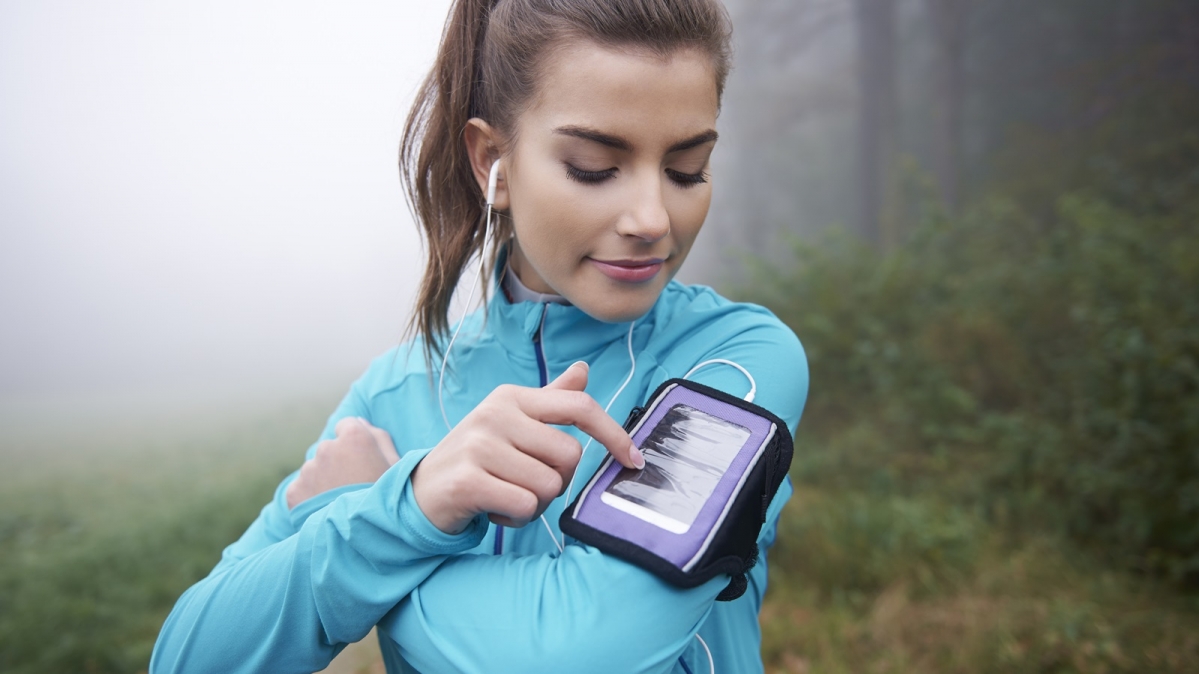 Joggerin mit Fitnesstracker