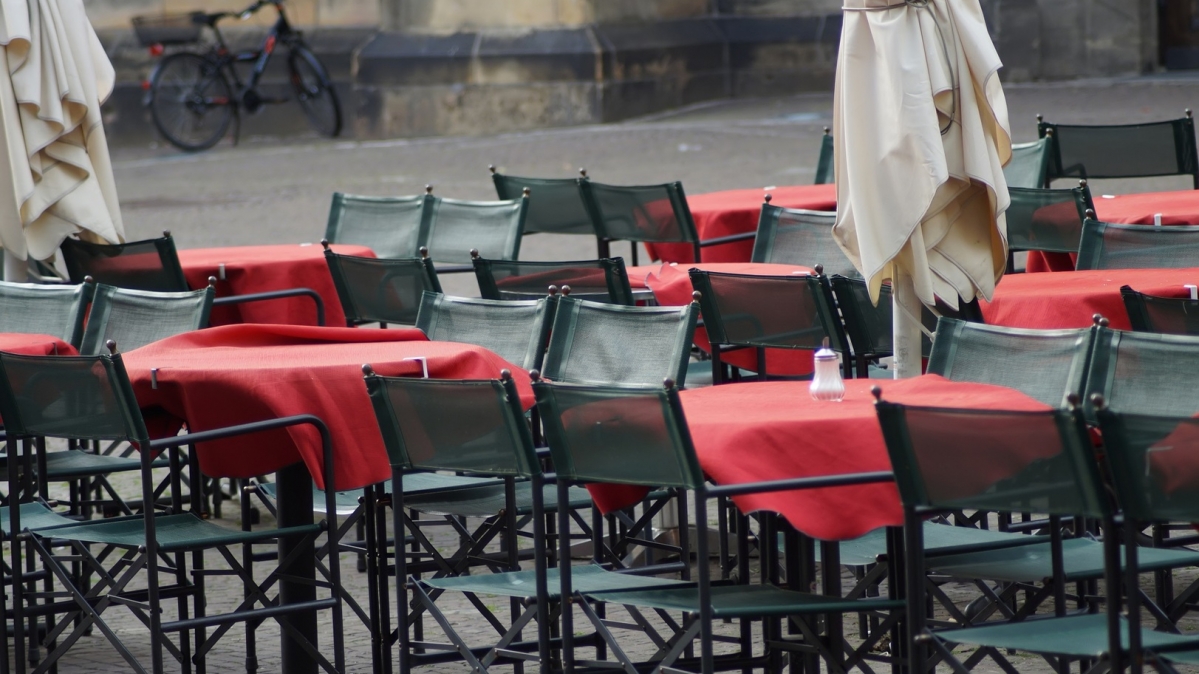 Leere Außentische eines Restaurationsbetriebes