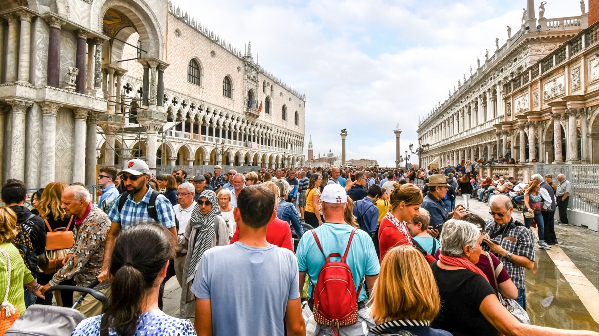 Mit Touristen überlaufener Markusplatz in Venedig