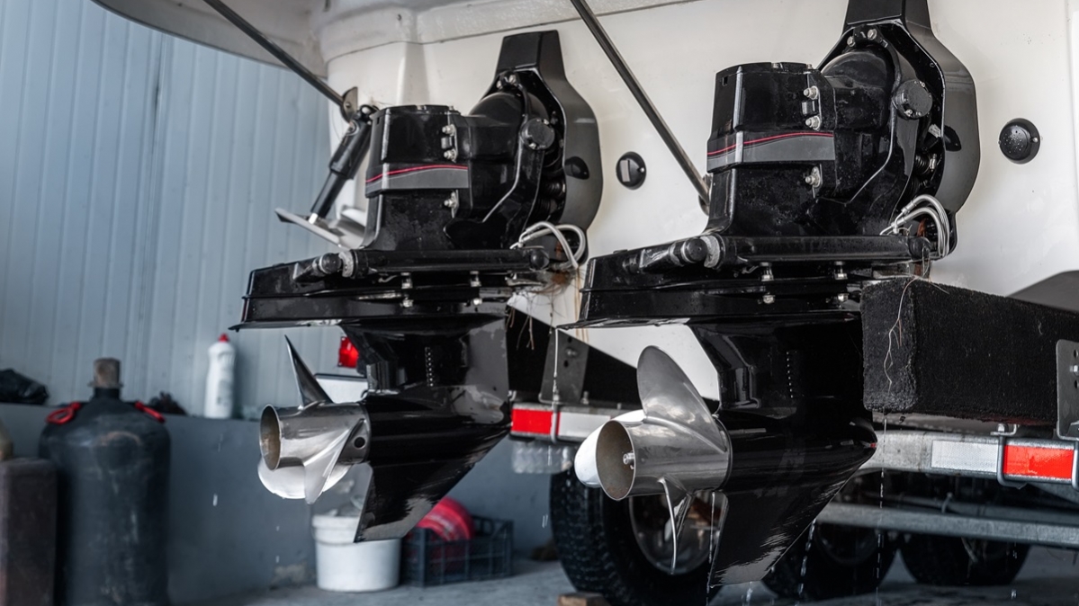 Motoren eines aufgeslippten Motorbootes