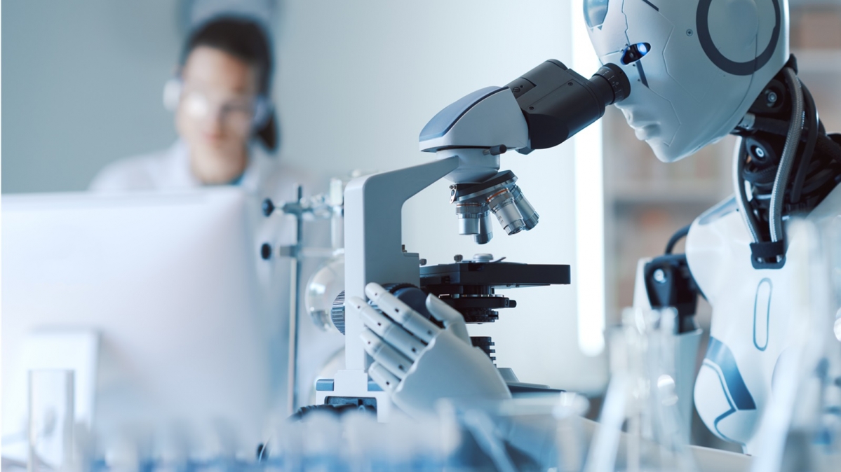 Frau und humanoider Roboter bei der Arbeit im Labor