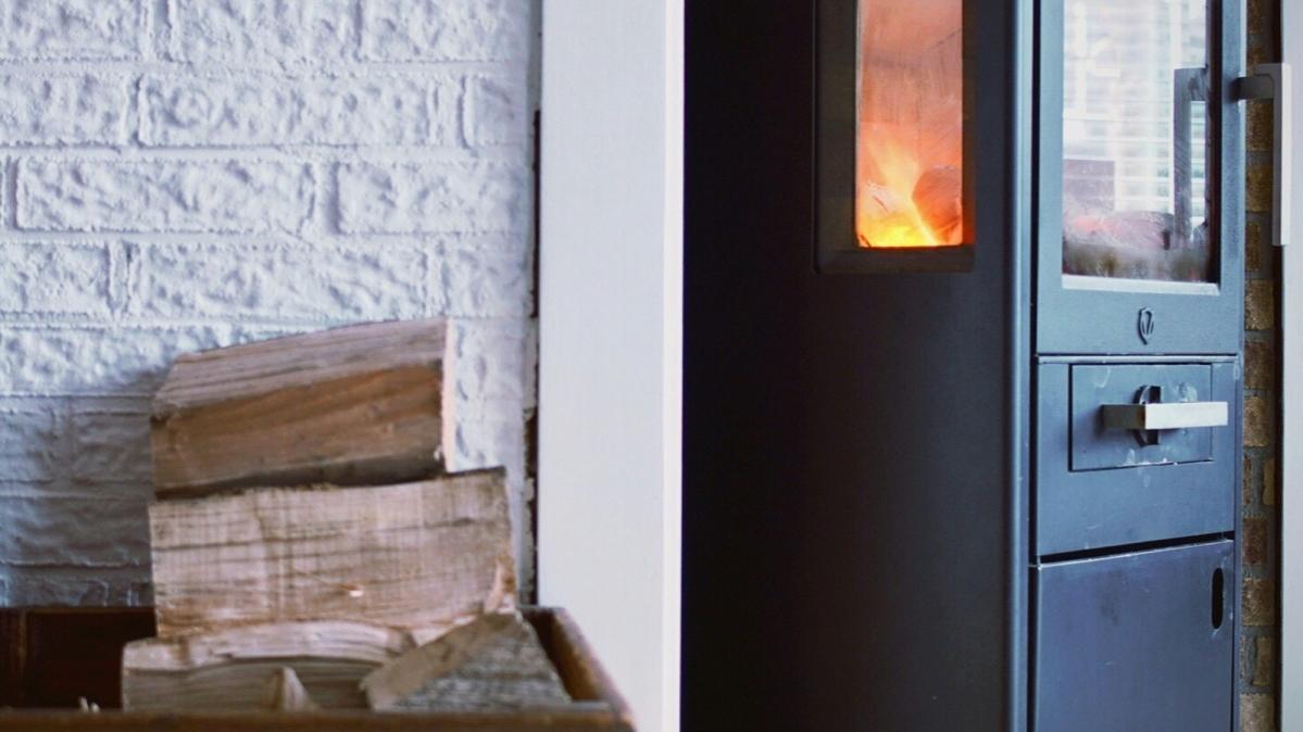 Kaminofen und Brennholzstapel