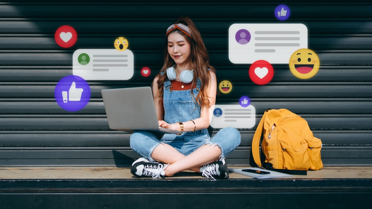 Junge Frau mit Smartphone und virtuellen Nachrichten und Emojis