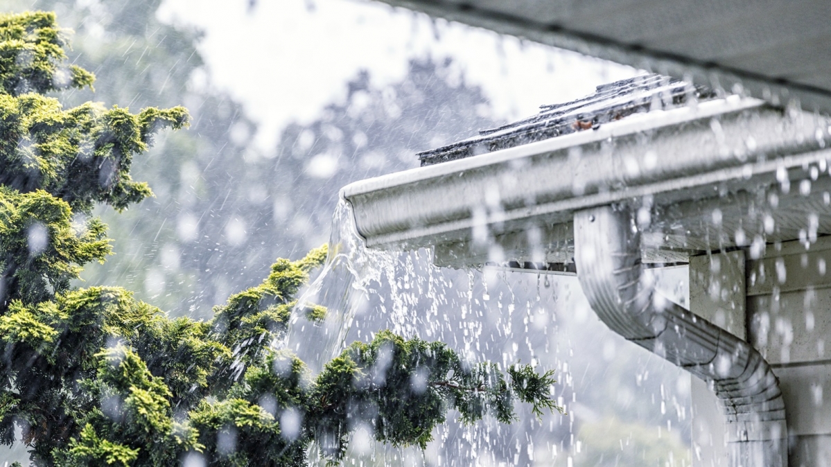 Überlaufende Dachrinnen bei Wolkenbruch