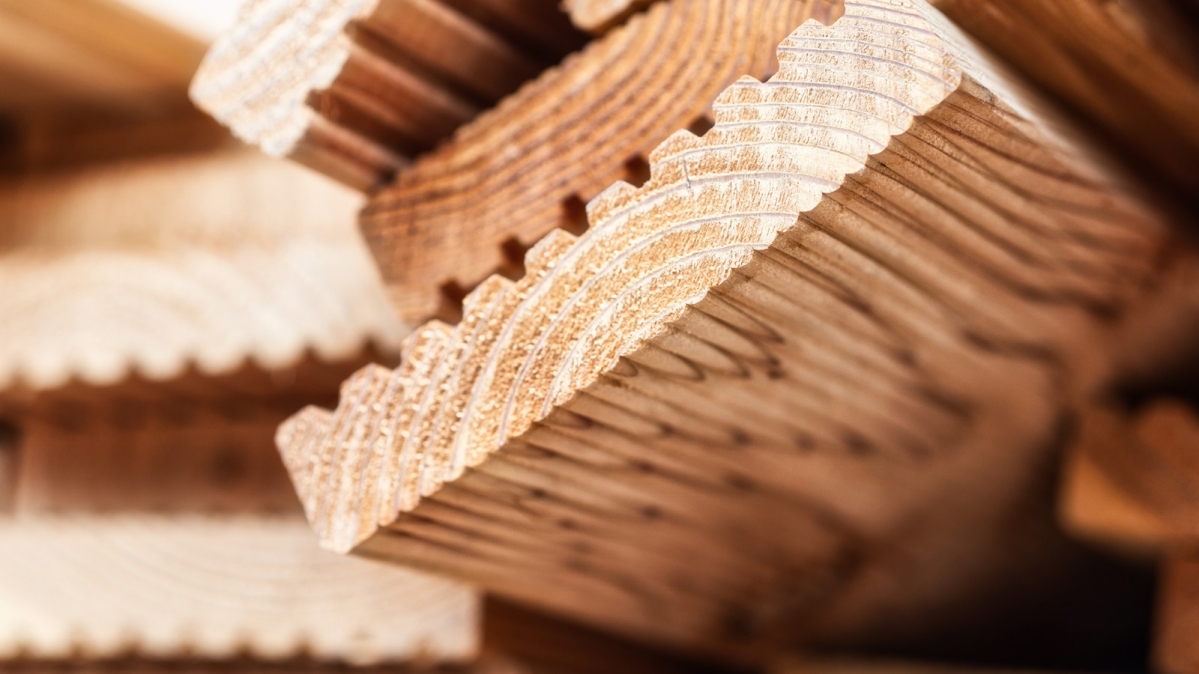 Bretter in einem Holzlager