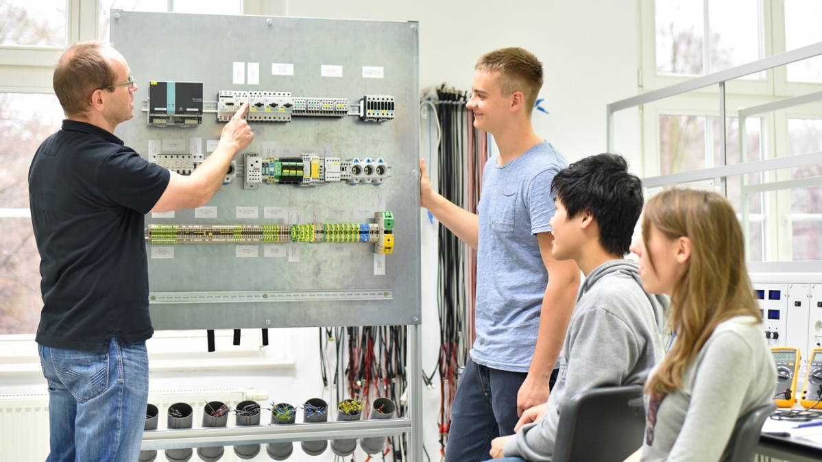 Berufschulunterricht für angehende Elektrotechniker