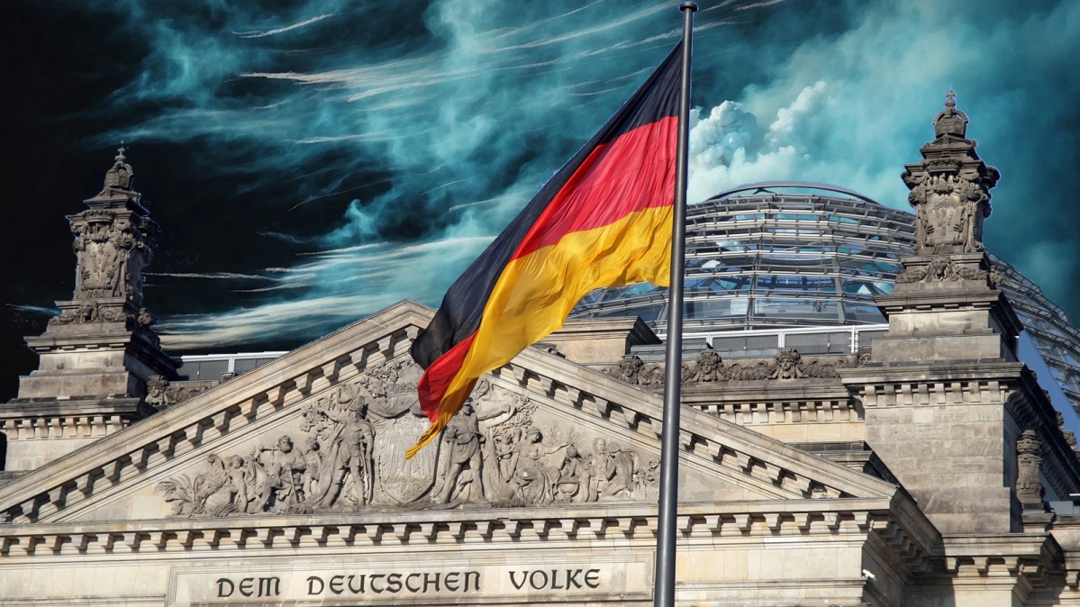 Aufziehendes Unwetter über den Reichstag in Berlin