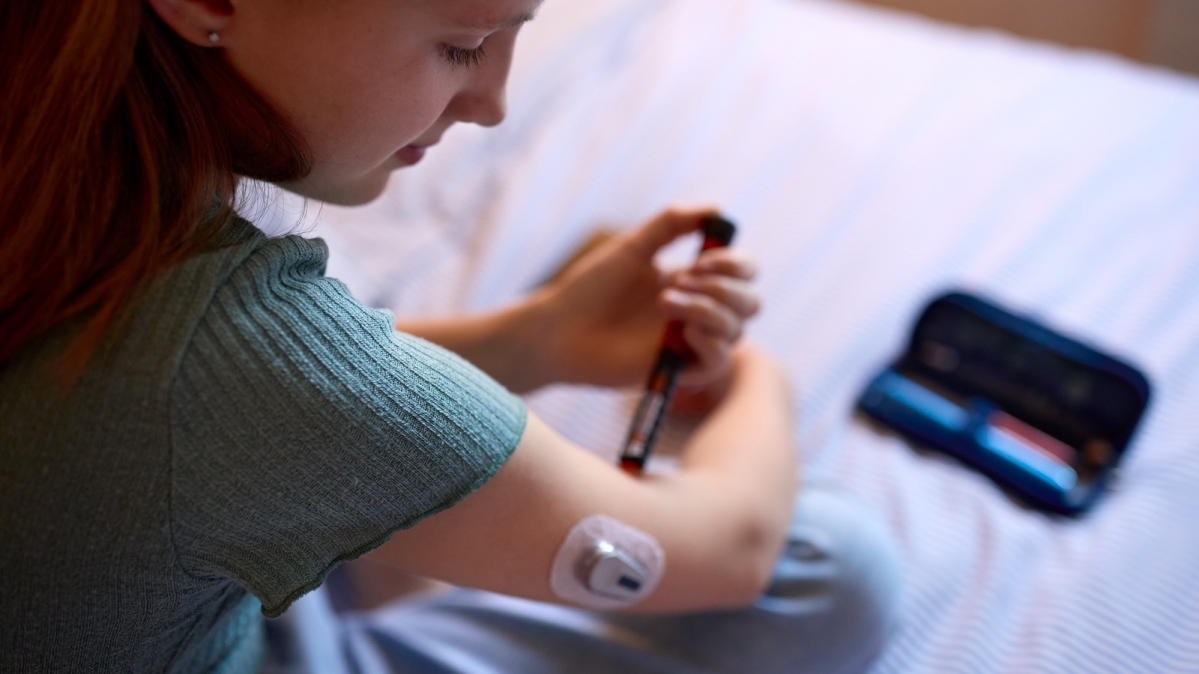 Jungendliche beim Messen ihres Blutzuckerspiegels