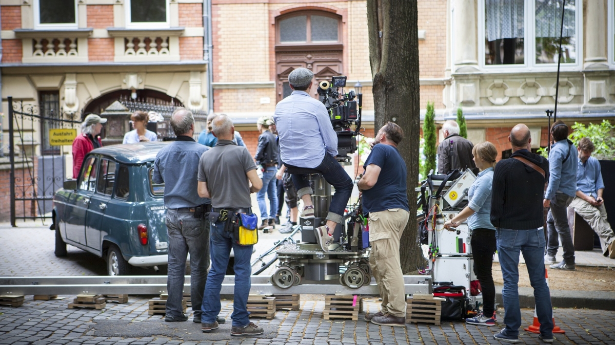 Filmteam bei Drearbeiten vor einem Gründerzeithaus in Wiesbaden