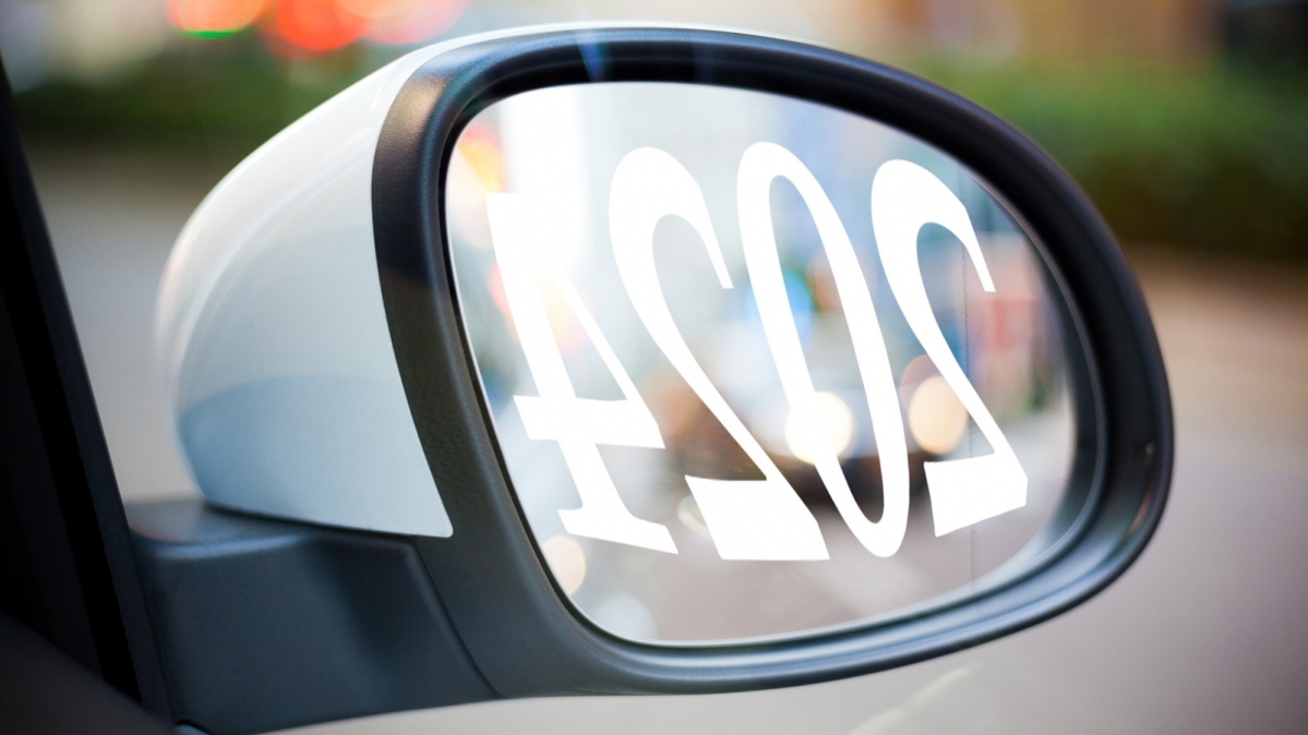 Außenpiegel eines PKWs mit gespiegelter Jahreszahl 2024