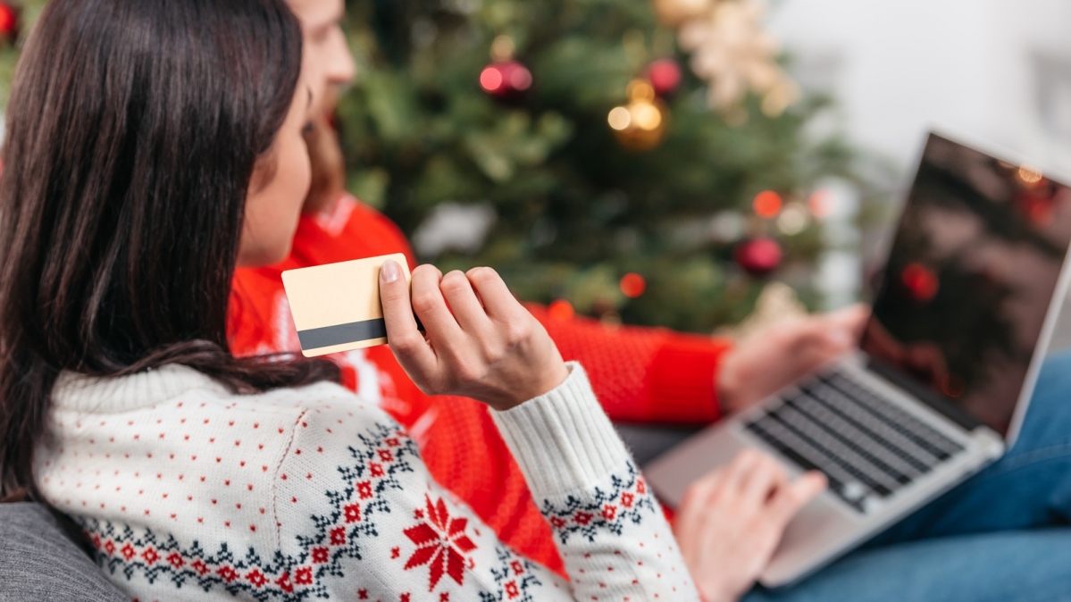 Weihnachtseinkäufe am Laptop