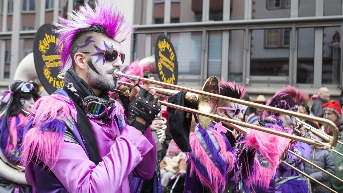Kostümierte Blechbläser auf dem Rosenmontagszug in Mainz, 2014