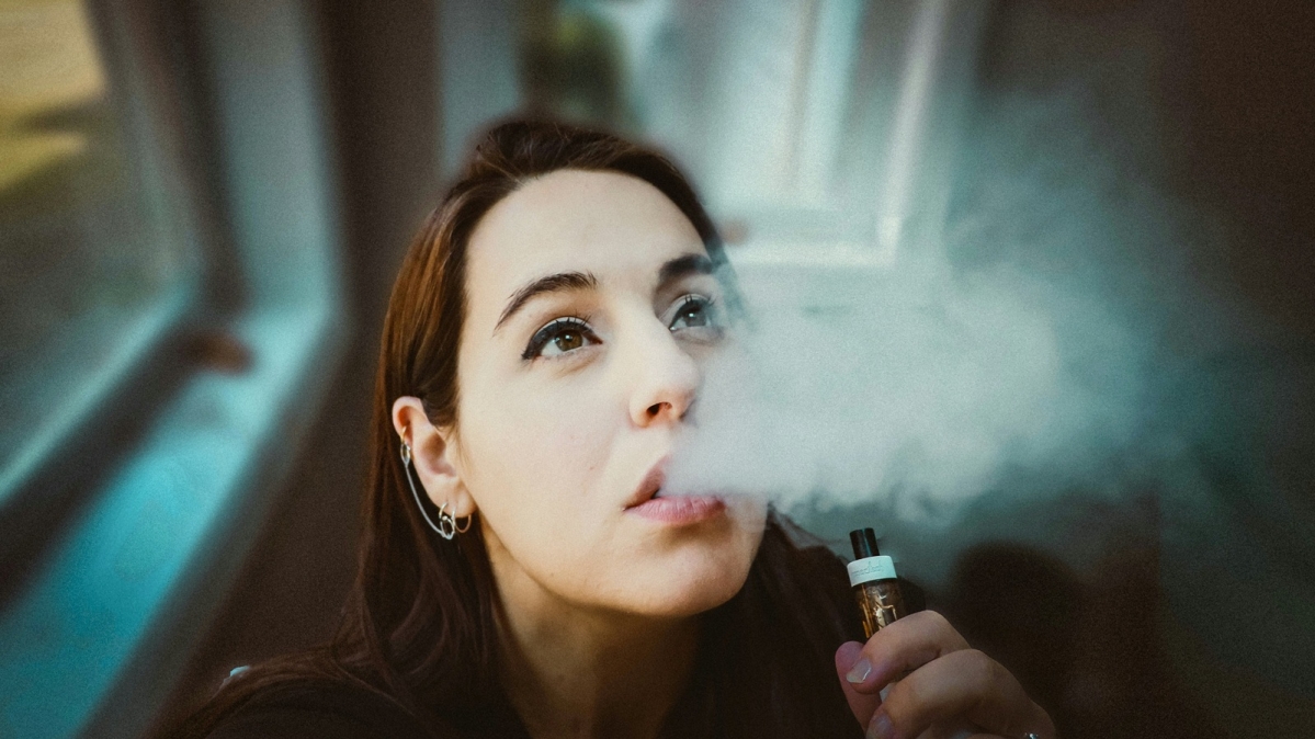 Junge Frau bei Dampfen