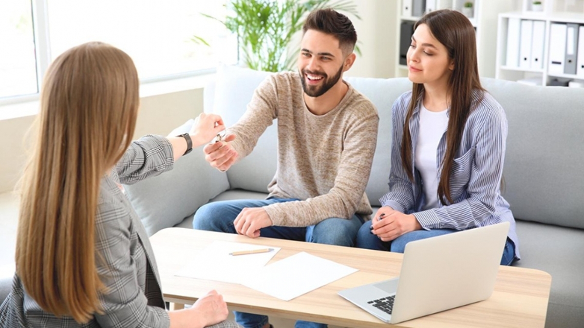 Symbolische Schlüsselübergabe beim Immobilienkauf