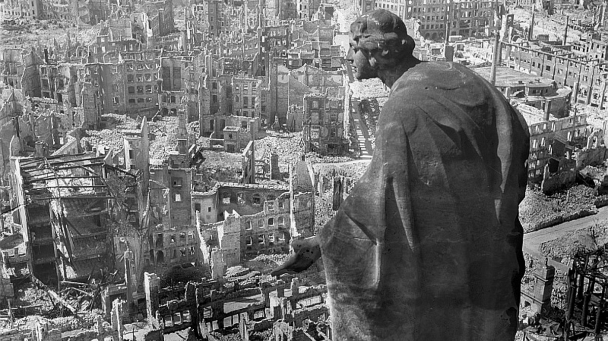 Blick vom Rathausturm nach Süden mit der Allegorie der Güte, Aufnahme 1945