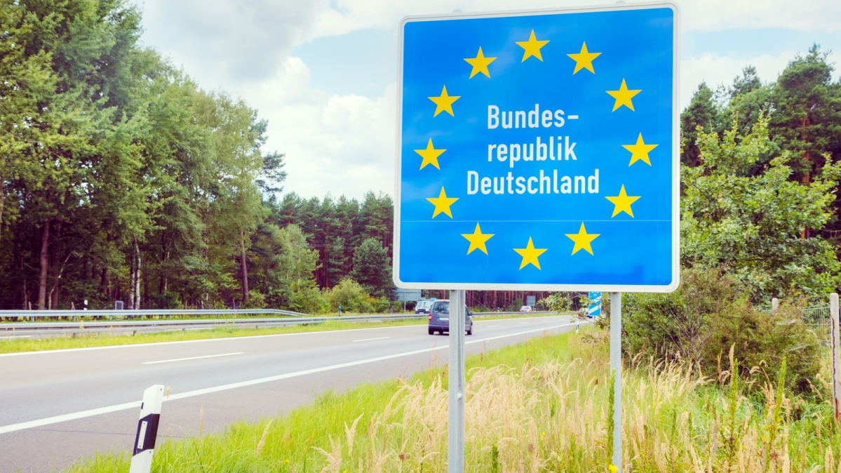 Grenzschild an einem Grenzübergang des Schengen-Raumes