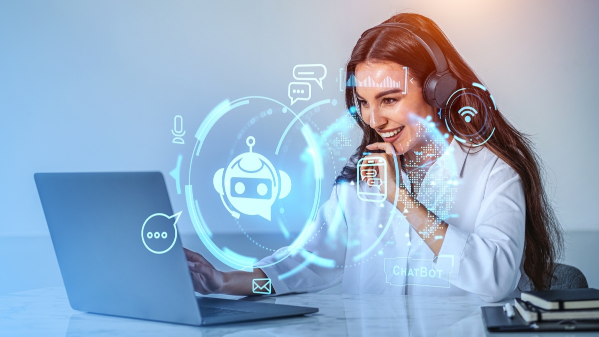 Junge Frau an Laptop mit einem Chatbot kommunizierend