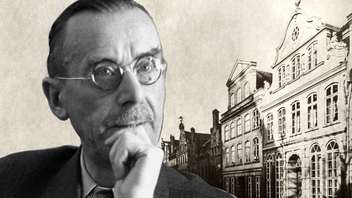Thomas Mann neben dem Lübecker Buddenbrookhaus